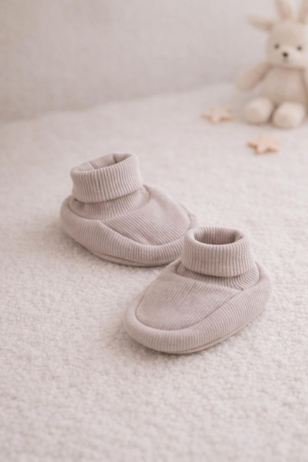 Baby Booties Khaki für Neugeborene – bequem & atmungsaktiv