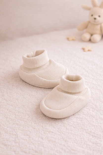 Baby Booties Beige für Neugeborene – bequem & atmungsaktiv