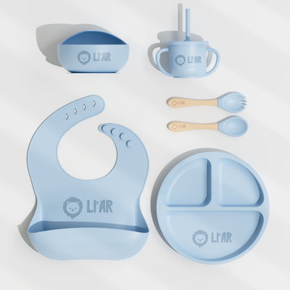 Baby beim Essen mit Silikon Geschirr-Set Sky Blue