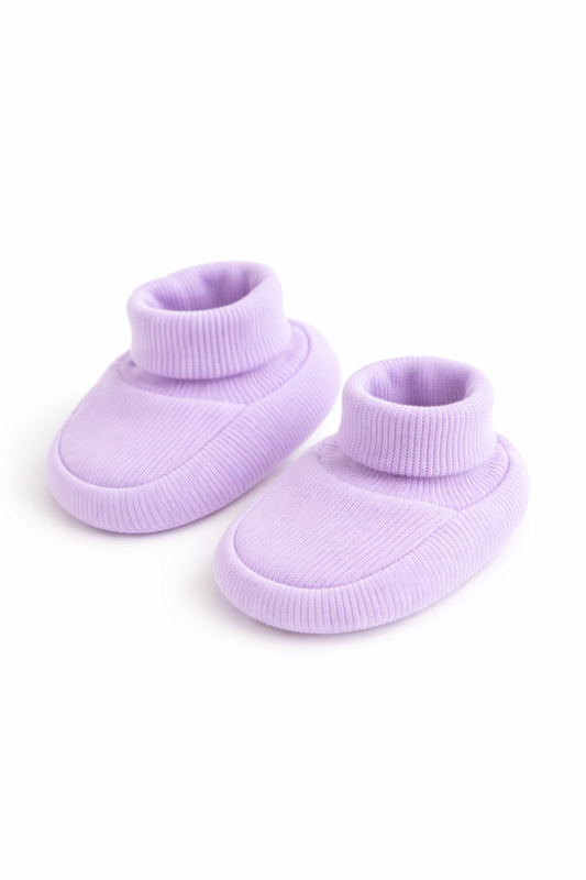 Lila Baby Booties aus Bio-Baumwolle – weiche Babyschuhe