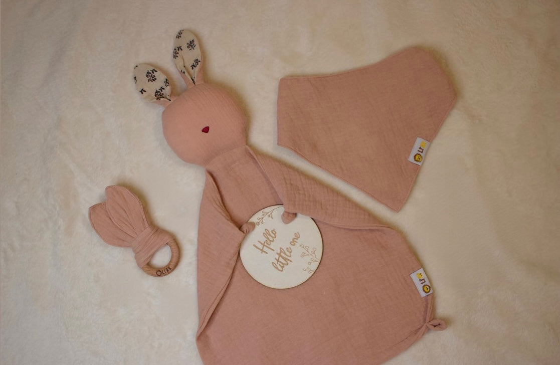 Baby Geschenkbox rosa mit Schnuffeltuch, Lätzchen, Beißring und Grußkarte
