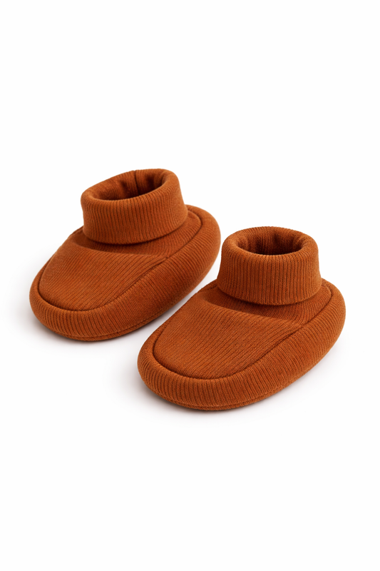 Braune Baby Booties aus Bio-Baumwolle – weiche Babyschuhe