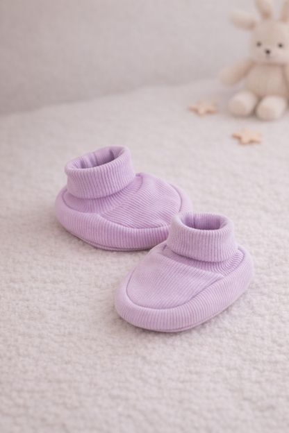 Baby Booties Lila für Neugeborene – bequem & atmungsaktiv