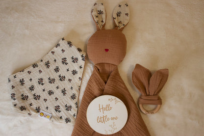 Braune Neugeborenen Geschenkbox als geschlechtsneutrales Baby Geschenk