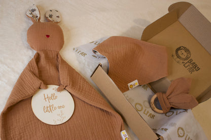 Baby Geschenkbox braun mit Schnuffeltuch, Lätzchen, Beißring, Holzschild und Geschenkkarte