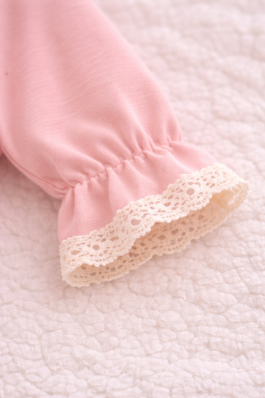 Samtstrampler für Mädchen in Rosa – Luna Rose mit zarter Spitze