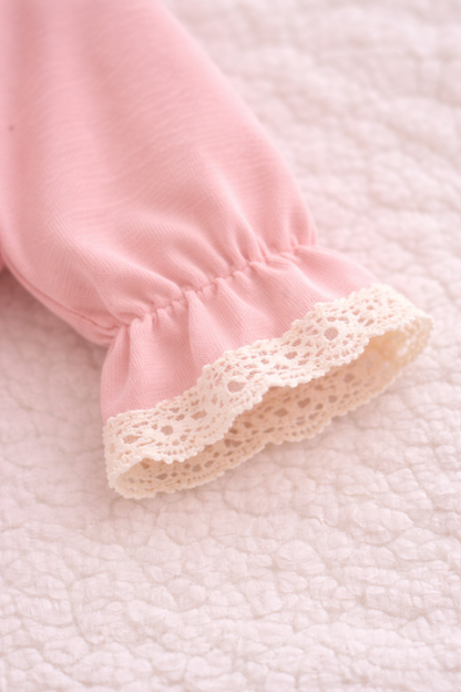 Samtstrampler für Mädchen in Rosa – Luna Rose mit zarter Spitze