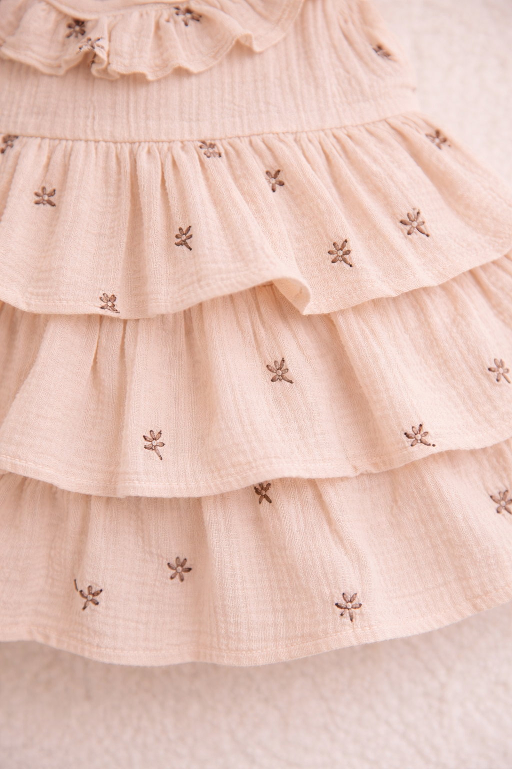Weiche Bio-Baumwolle – hautfreundliches Babykleid mit Volants