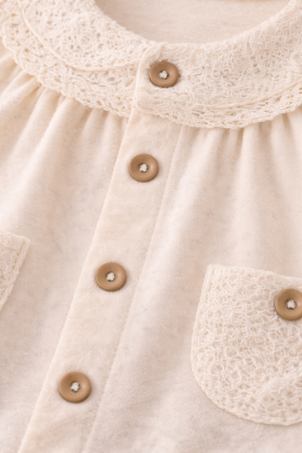 Hautfreundliche Verarbeitung und sanfte Bündchen – Bio Neugeborenen Kleidung