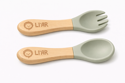 Baby beim Essen mit Silikon Geschirr-Set Pistazie
