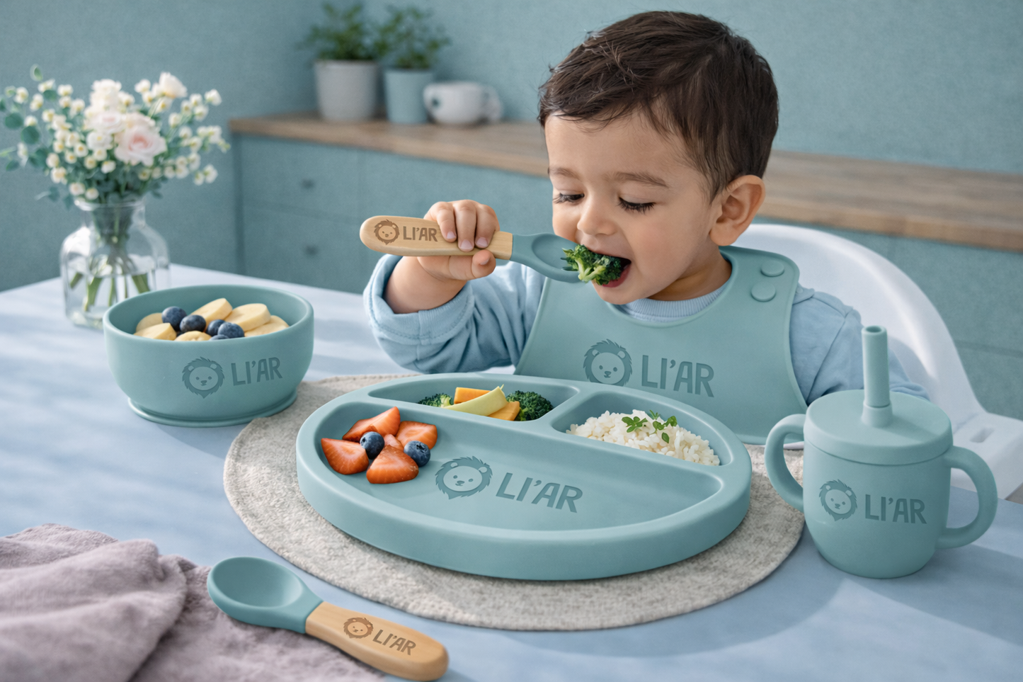 Baby beim Essen mit Silikon Geschirr-Set Zauberblau
