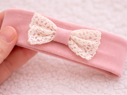Detailaufnahme Samt und Spitze – Baby Samtstrampler Luna Rose