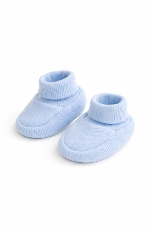 babyblaue Baby Booties aus Bio-Baumwolle – weiche Babyschuhe