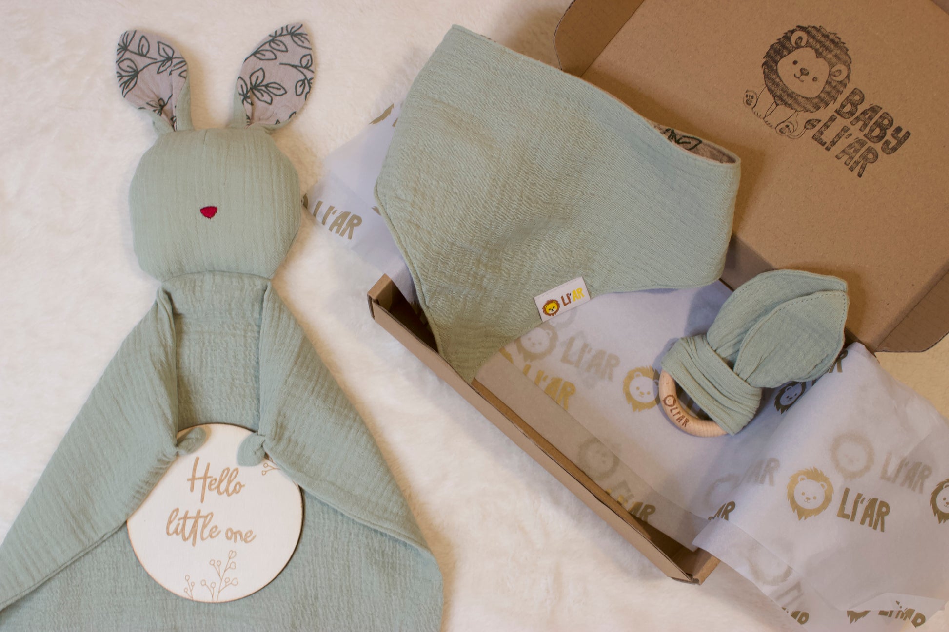 Baby Geschenkbox Mint mit Schnuffeltuch, Lätzchen, Beißring und Geschenkkarte